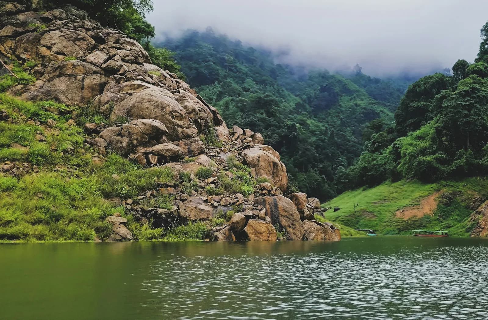 ทิวทัศน์ภูเขาและสายน้ำที่เขื่อนขุนด่านปราการชล จังหวัดนครนายก