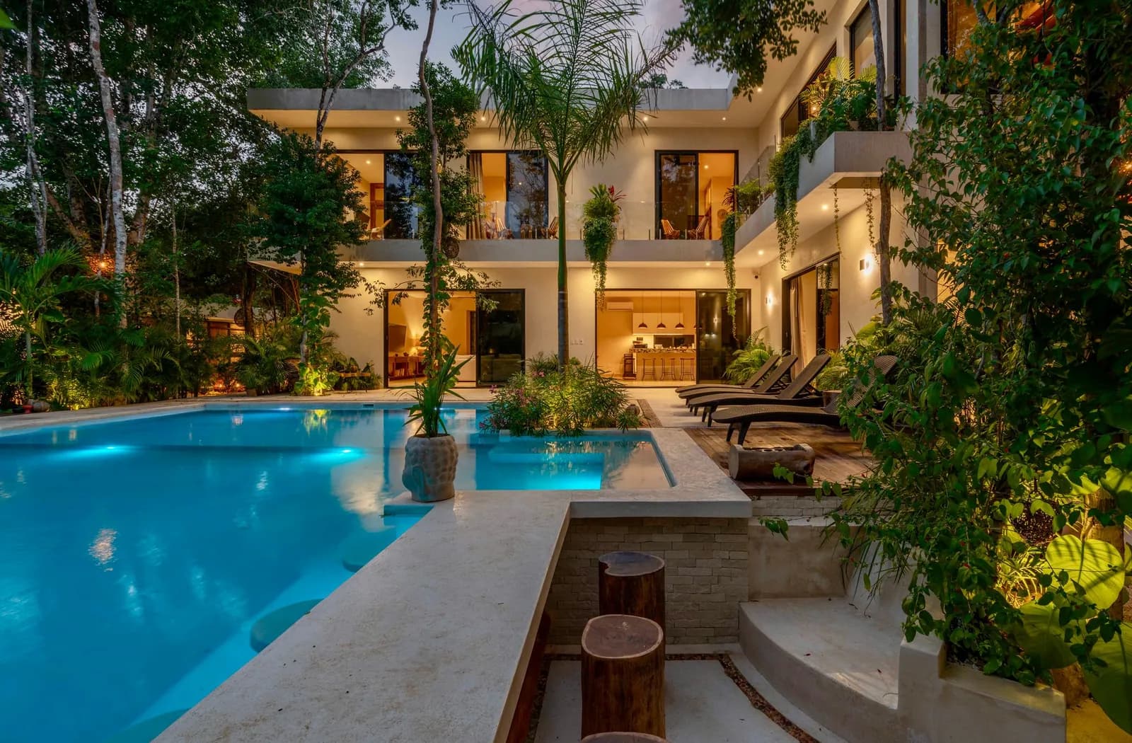 บ้านสวนทรอปิคอลขนาดใหญ่พร้อมสระส่วนตัวในเชียงใหม่